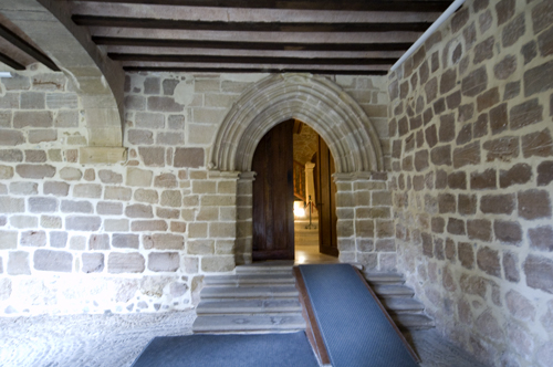 Puerta de accesoa la actual tienda de recuerdos del claustro de Cañas